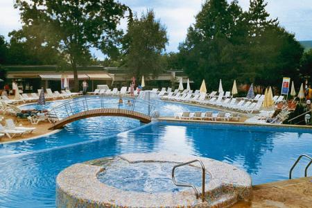 Le petit jacuzzi au bord de la piscine