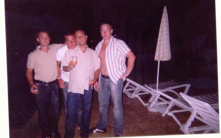 Photo de groupe apres une soirée arrosé