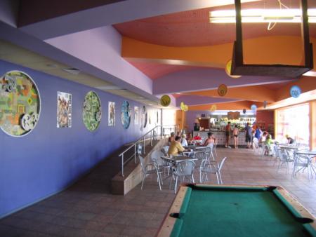 La table de billard et l un des bars ....