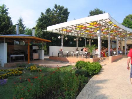 Le bar principale au bord de la piscine.....